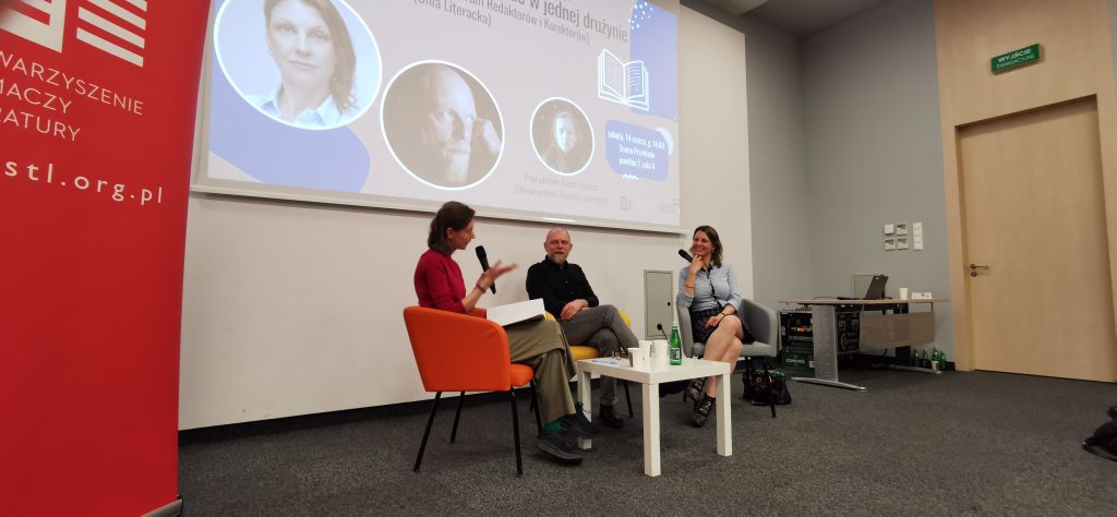 Poznańskie Targi Książki: Panel dyskusyjny pt. "Autor(ka), tłumacz(ka), redaktor(ka)" z Justyną Żebrowską, Maxem Cegielskim i Joanną Sobesto.